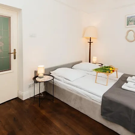 Maya's Flats 31 - Double Bedroom In Old Town *