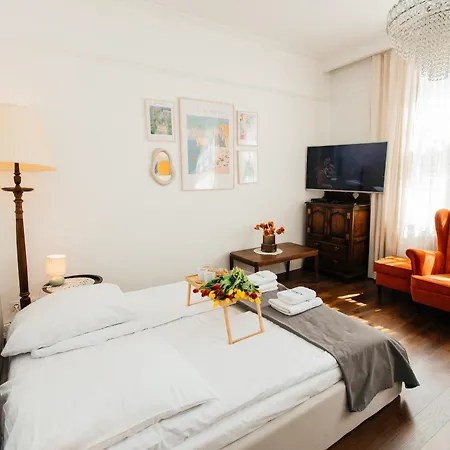 Maya's Flats 31 - Double Bedroom In Old Town Apartment