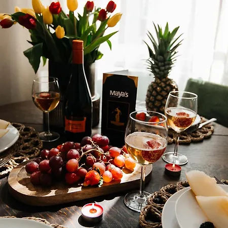 Maya's Flats & 31 - Z Dwiema Sy